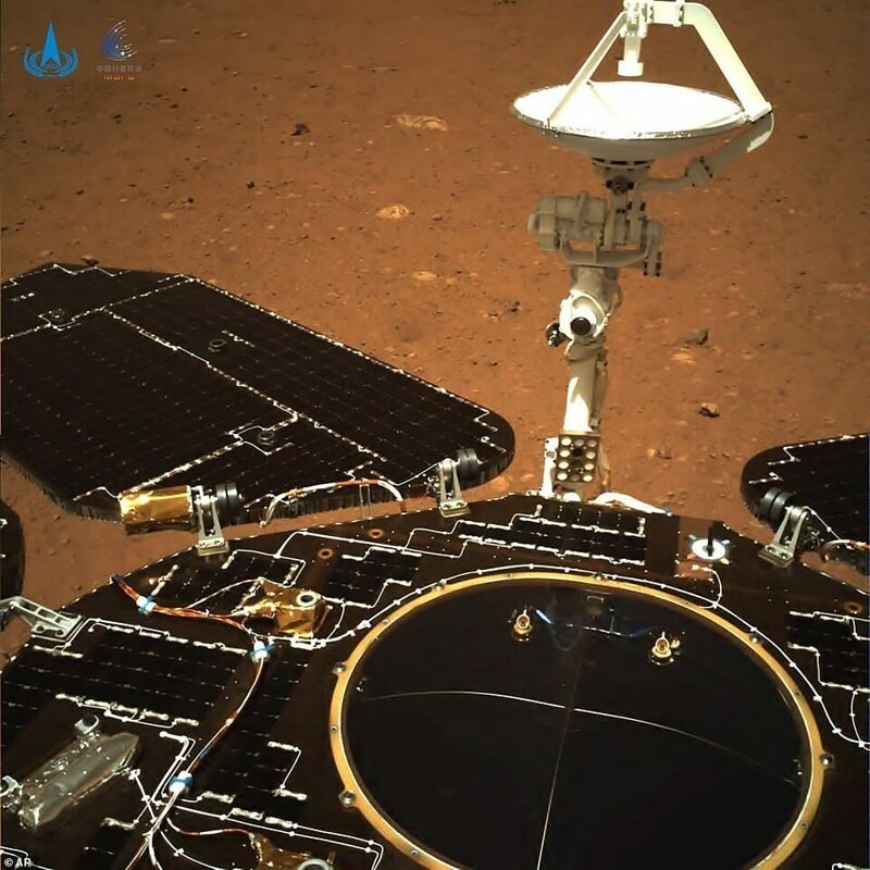 Марсоход Zhurong показал новые снимки красной планеты