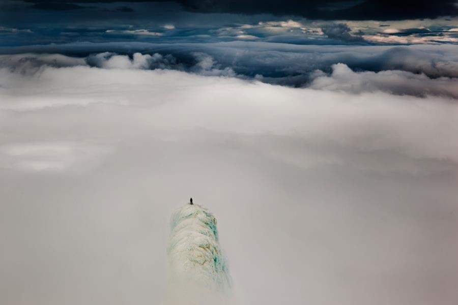 Альпинист на вершине горы, Исландия