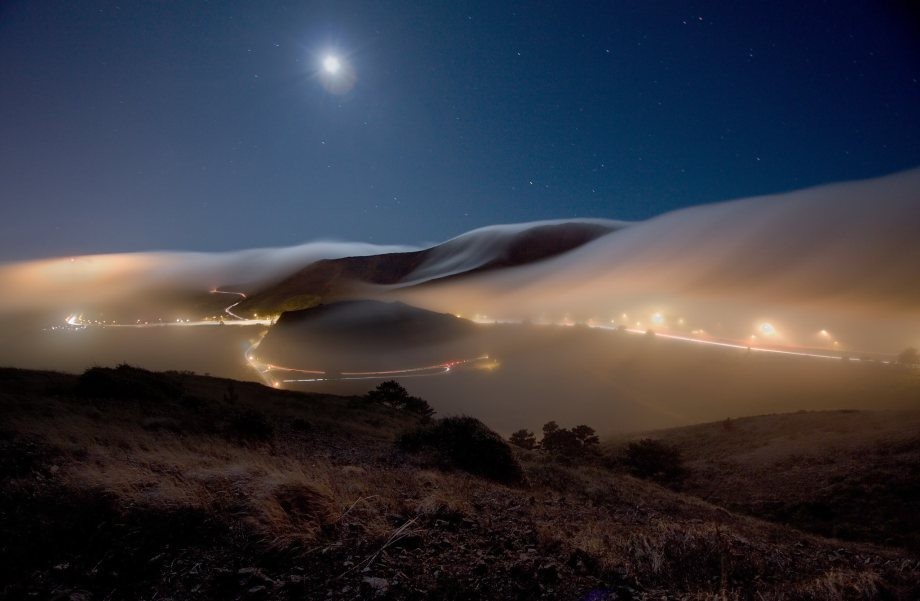 Противотуманные фары в ночное время в Саусалито, штат Калифорния, США