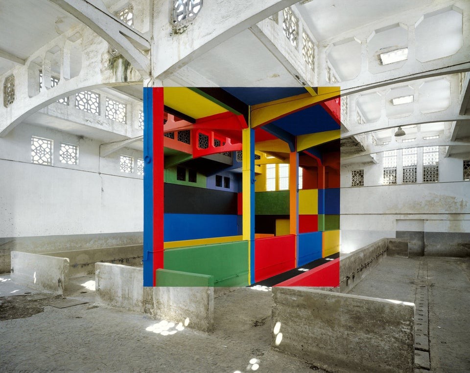 Работа французского художника Жоржа Русо, который создает свои красочные, интригующие образы в заброшенных зданиях, которые должны быть снесены