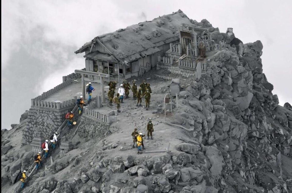 Храм, который был покрыт пеплом во время извержения вулкана Онтакэ, Япония