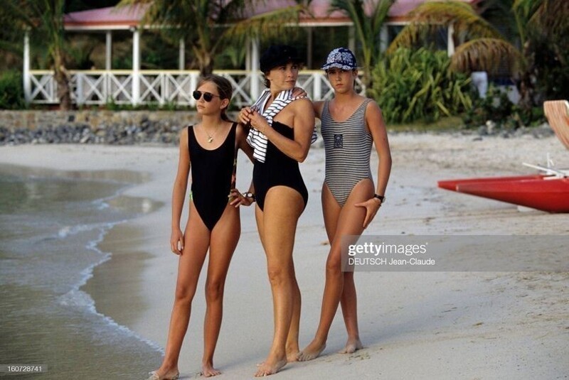 Французская актриса Marlène Jobert с дочерьми-близнецами Евой (актриса Ева Грин) и Джой на пляже на Антильских островах. 1993 Фото: Jean-Claude Deutsch
