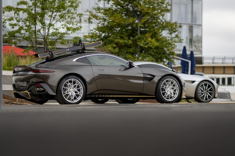 В Лондоне, по случаю выхода нового фильма, Aston Martin DB5 Джеймса Бонда выставили в специальной коробке