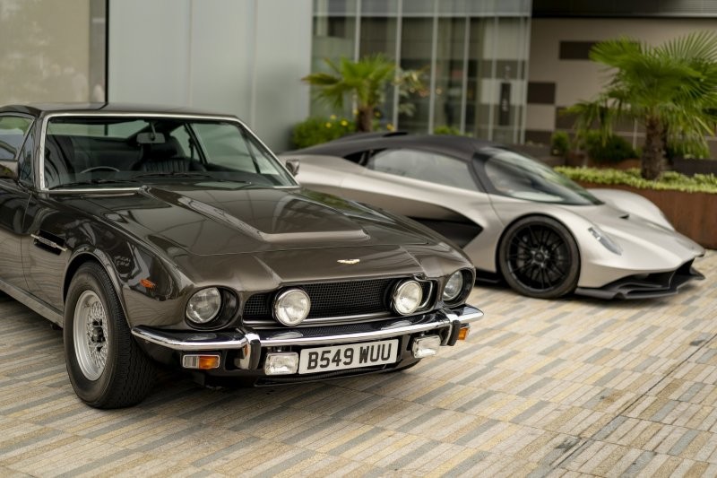 В Лондоне, по случаю выхода нового фильма, Aston Martin DB5 Джеймса Бонда выставили в специальной коробке