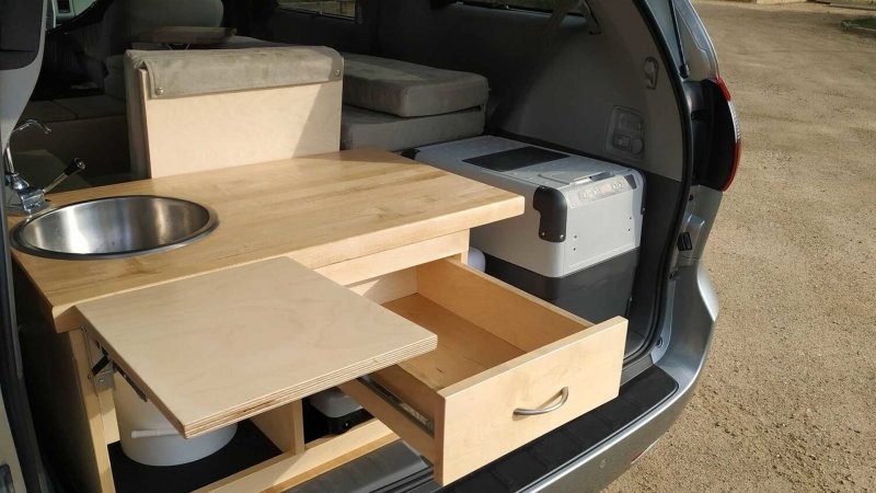 Минивэн Toyota Sienna превратили в дом на колесах: что может вместить такое жилище?