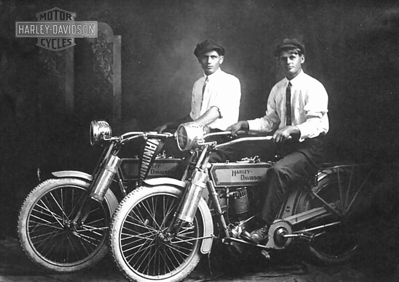 Уильям Харли и Артур Дэвидсон- основатели Harley Davidson, на своих мотоциклах 1941 год