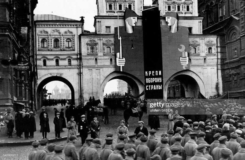 Воскресенские (Иверские) ворота. (Их снесли в 1931 году.) 1929 -1930 гг.