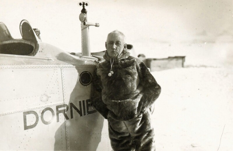 Руаль Амундсен в Ню–Олесунне у своего самолёта «Дорнье», Норвегия, 1925 год