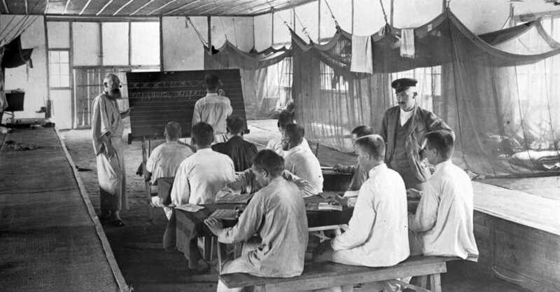 Подполковник Саблуков обучает грамоте солдат в лагере в Фукуоке. Япония. 1904-1905 гг. Фото: РГАКФД