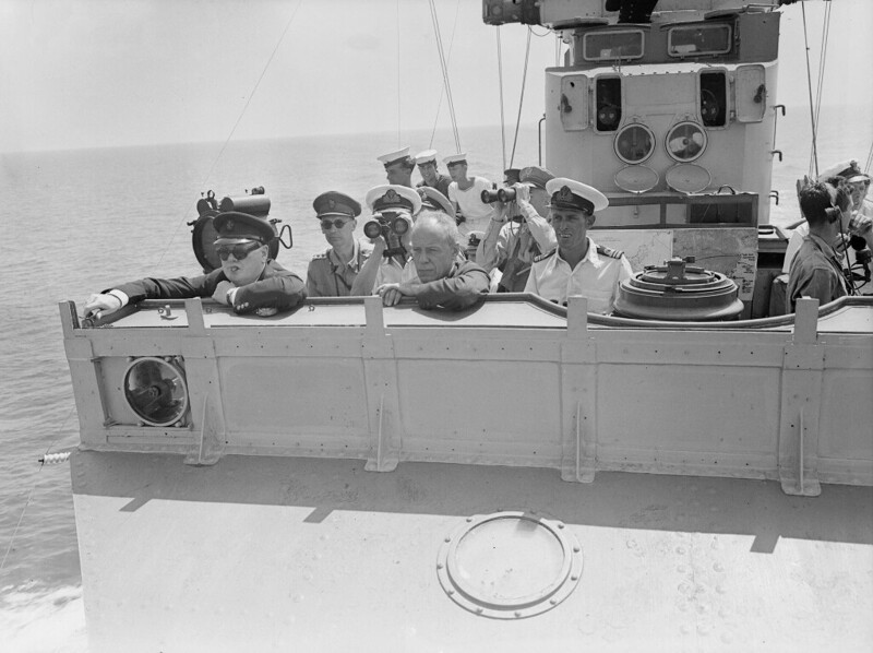  У. Черчилль на мостике эсминца, 1944 год