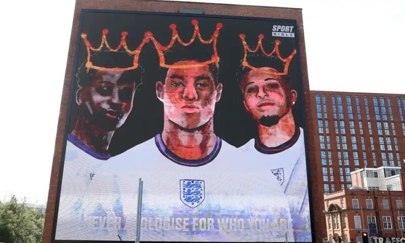 Граффити, посвящённое игрокам сборной Англии Маркусу Рашфорду, Джейдону Санчо и Букайо Саке