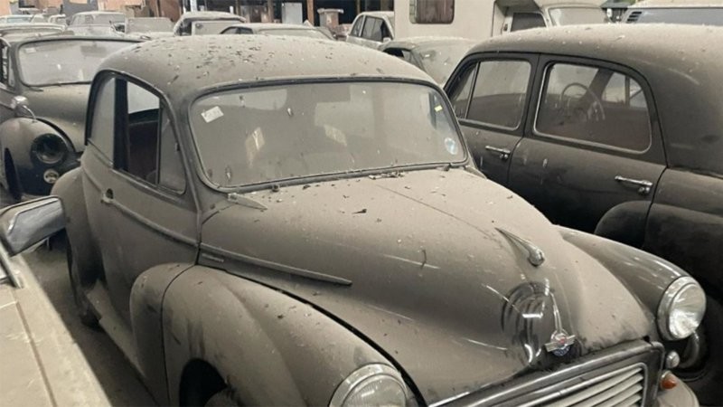 Владелец продаст более 170 классических автомобилей, которые десятилетиями стояли покрытыми пылью в ангаре на севере Лондона