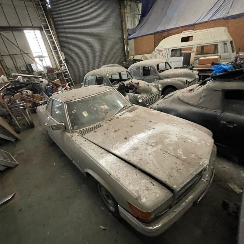 Владелец продаст более 170 классических автомобилей, которые десятилетиями стояли покрытыми пылью в ангаре на севере Лондона