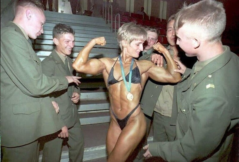 Солдаты проверяют мускулы культуристки Юлии Стефанович после того, как она выиграла Кубок России по бодибилдингу в Москве, 11 июня 1995 года