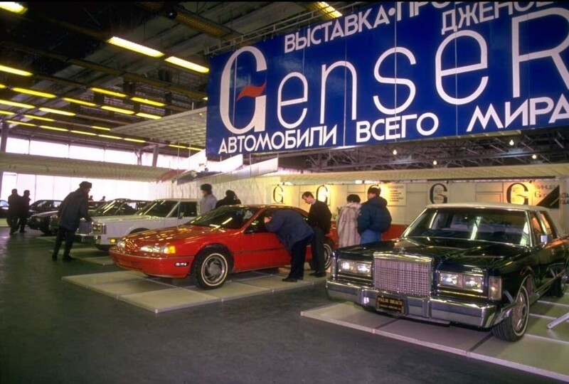 Посетители автопавильона. Февраль 1992 года