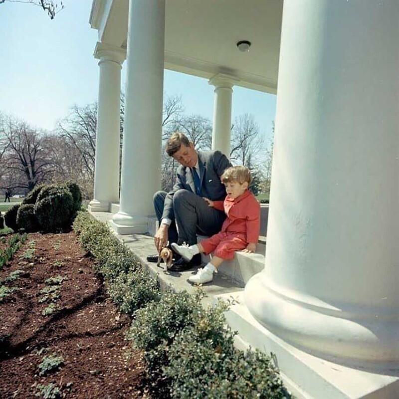 Президент Кеннеди с сыном на заднем дворе Белого дома. 1963 год