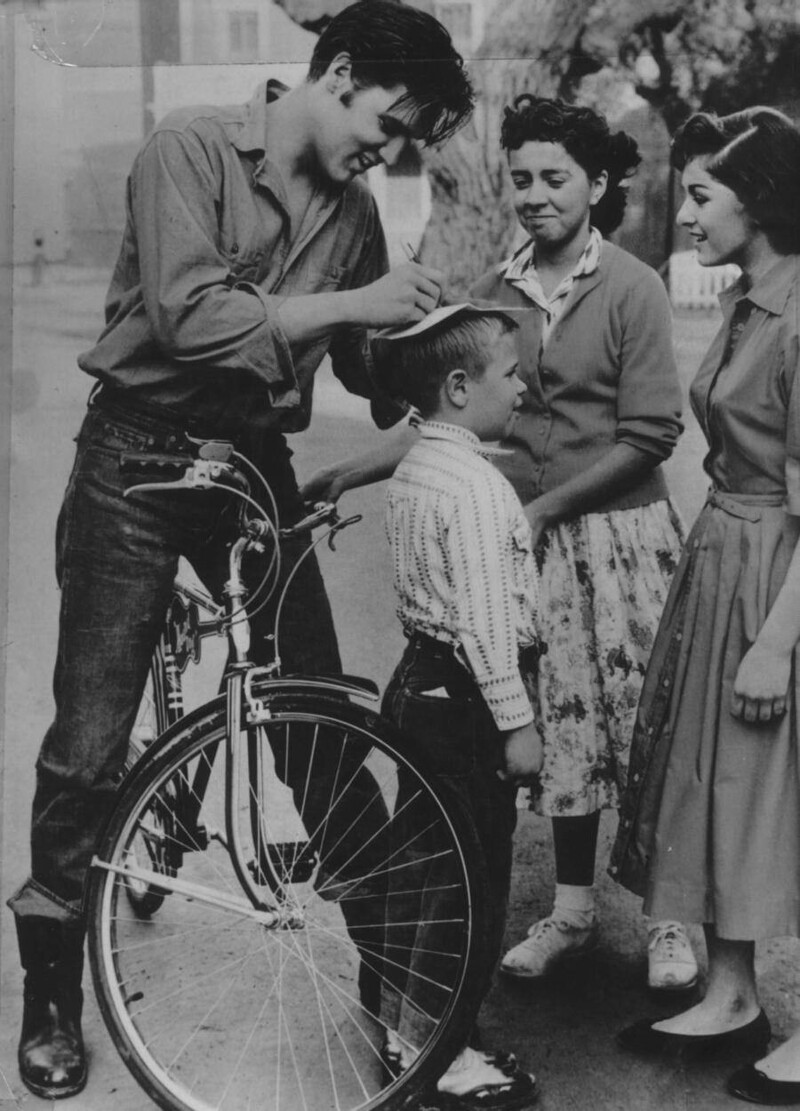 Элвис Пресли даёт автограф своим фанатам, 1963 год