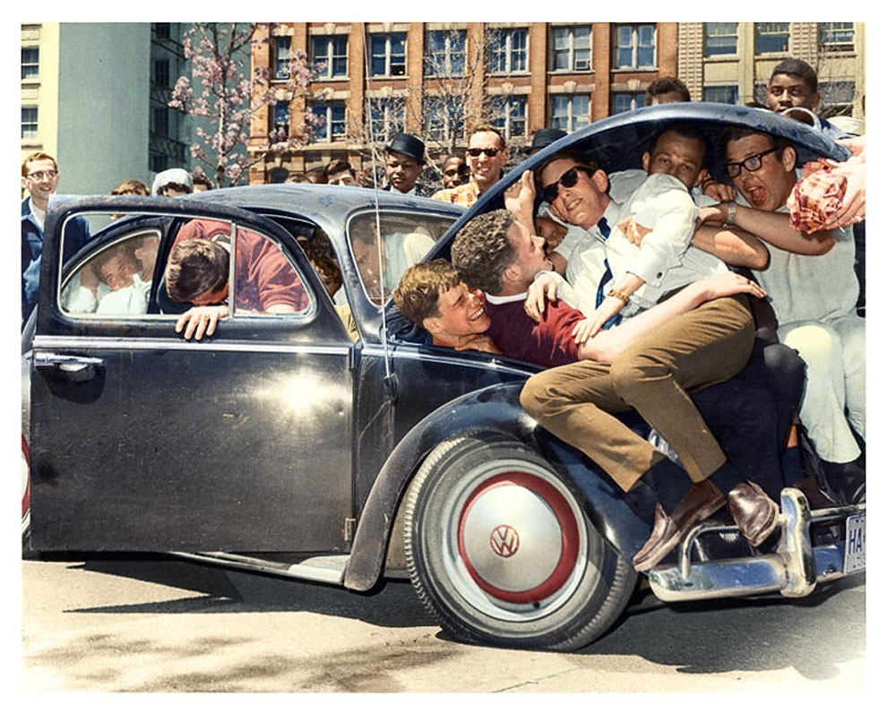 21. Студенты пытаются залеть в Volkswagen Beetle, 1965 год
