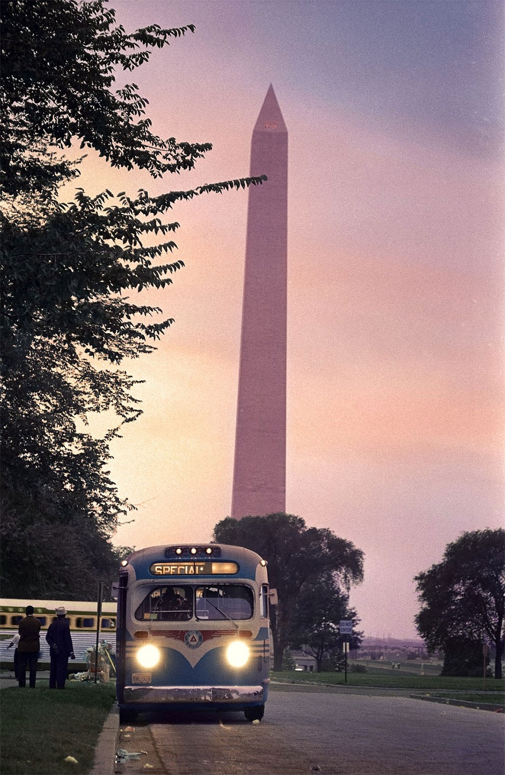 25. Автобусы в тени памятника Вашингтону после марша на Вашингтон, 1963 год