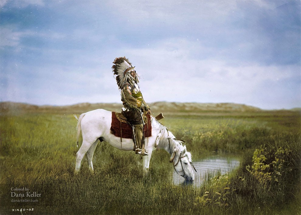 20. Красный Ястреб из племени оглала-сиу верхом на лошади, 1905 год