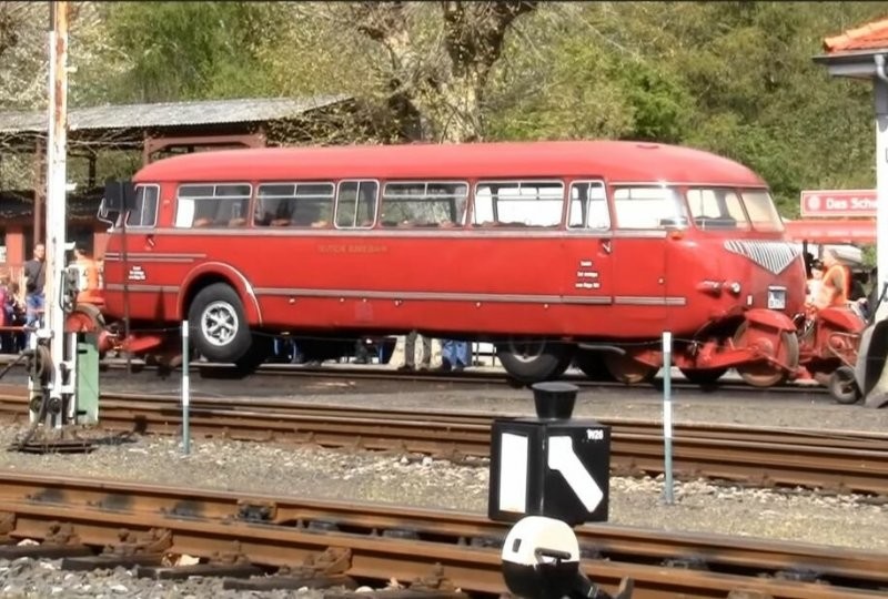 «Рельсы-улица-омнибус»: каким был автобус, способный ездить по железной дороге