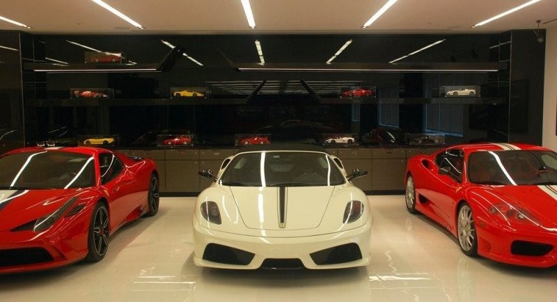 Самая сумасшедшая частная коллекция спорткаров Ferrari и Porsche