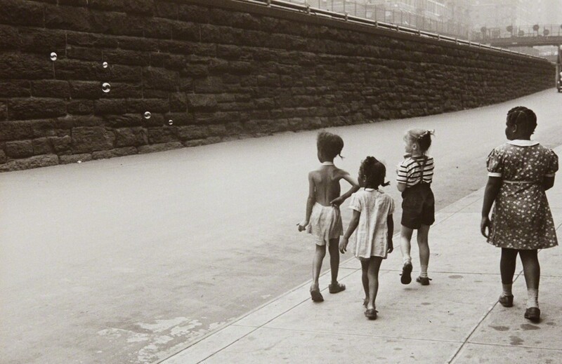 Девочки с мыльными пузырями, 1942 год.