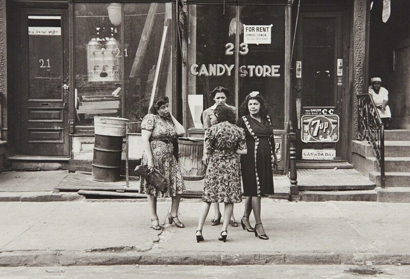 Женщины напротив кондитерской, 1945 год.