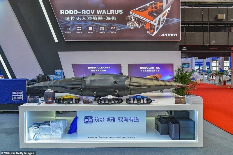 Еще один подводный робот на стенде Boya Gongdao внутри конференц-центра