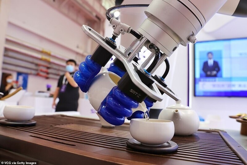 Гибкая роботизированная рука готовит чашку чая на стенде Soft Robot Tech Co.