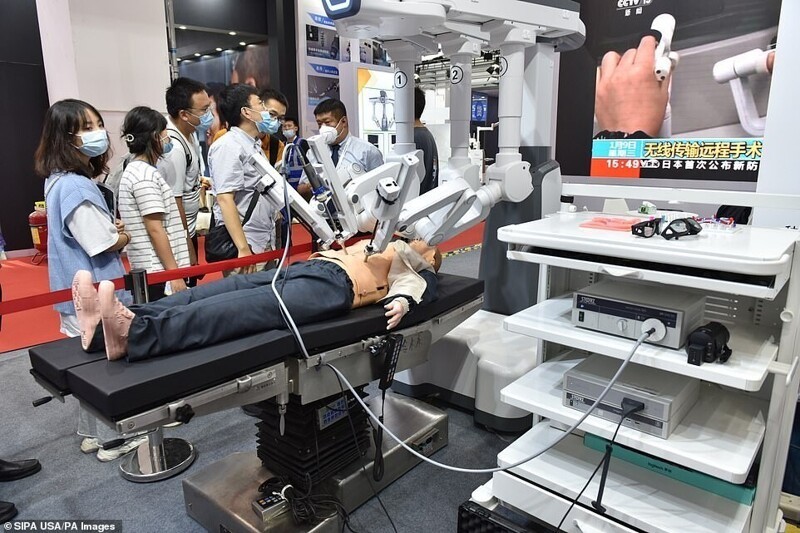 Роботизированная система для лапароскопической хирургии Kando Robotic, которой можно управлять дистанционно
