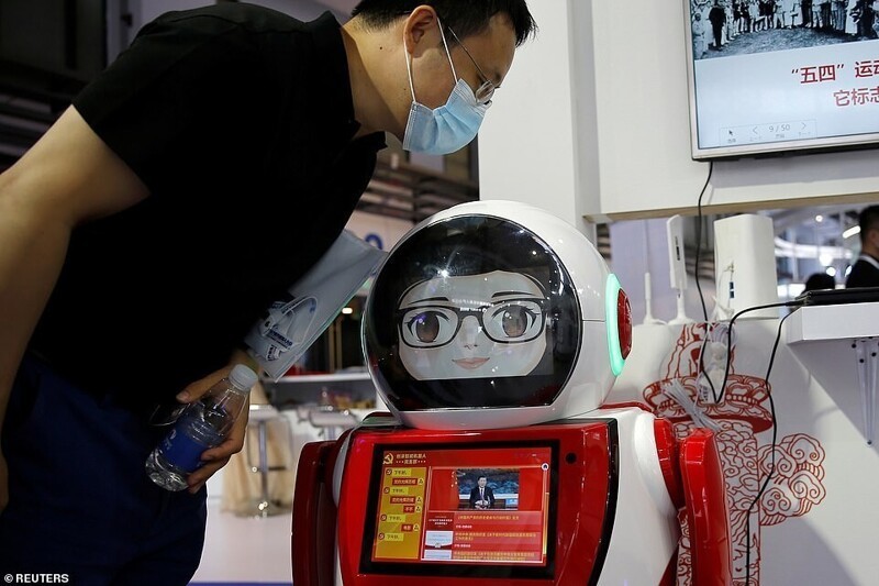 Робот, предназначенный для обучения детей с помощью интерактивного экрана