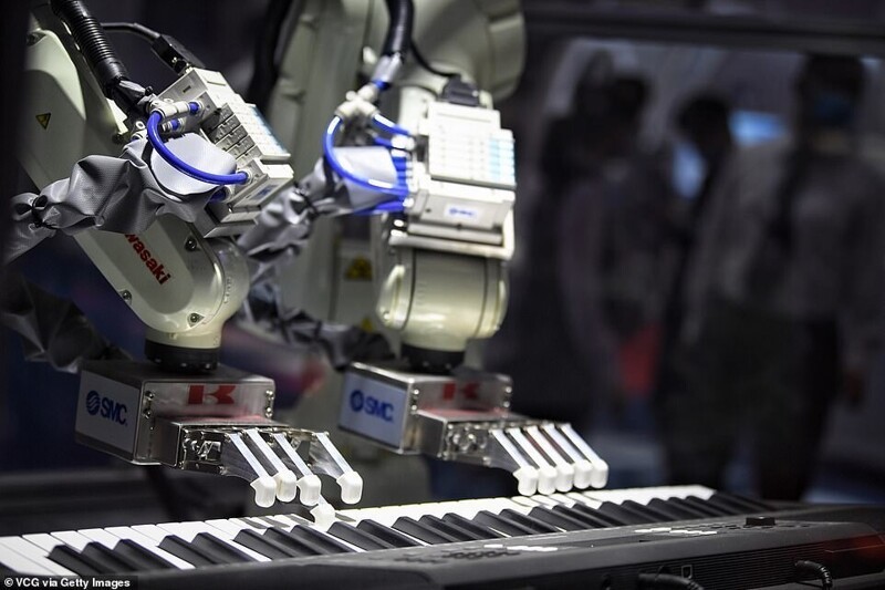 Невероятный момент, когда пара роботизированных рук Kawasaki играет на пианино у стенда SMC Corporation