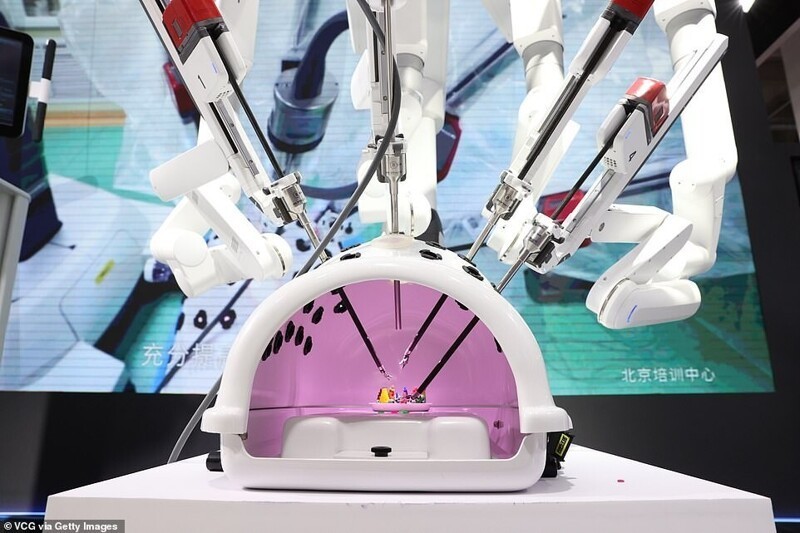 Хирургический робот Da Vinci, способный выполнять сложные операции, на выставке на стенде Intuitive Surgical - Fosun Medical Technology