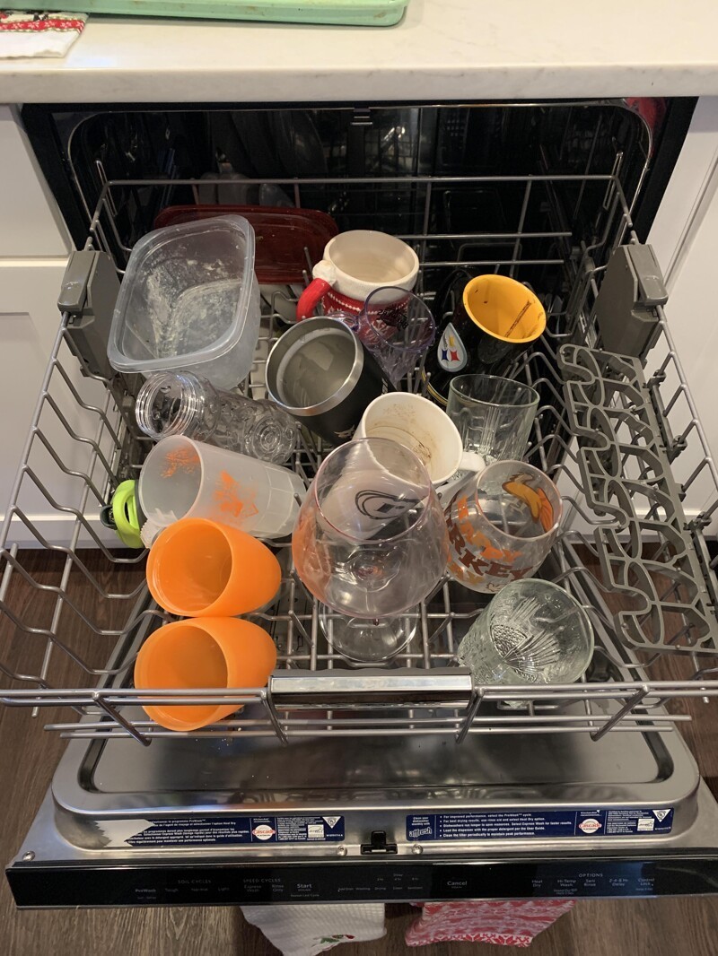 "Сегодня посудомойку загружала моя жена"