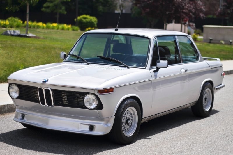 Стильный 55-летний тюнингованный BMW 2002