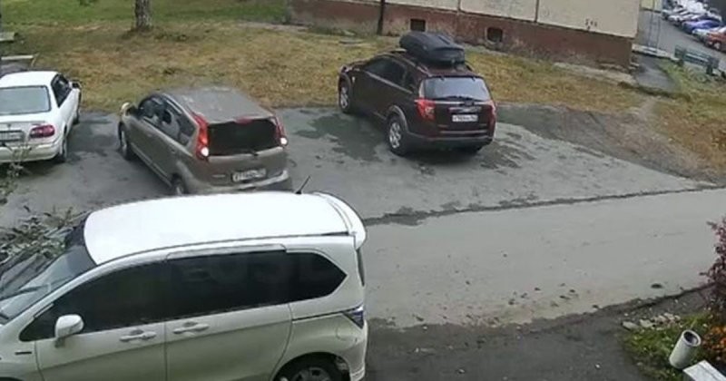 Неудачный выезд с парковки в исполнении женщины
