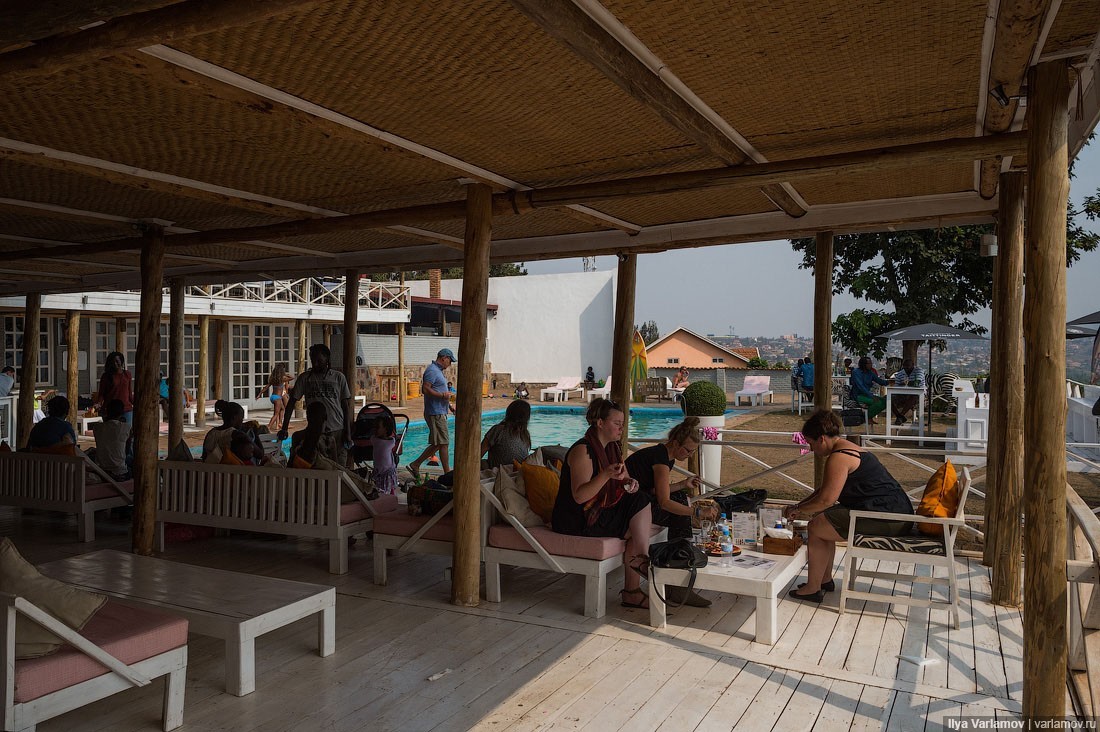 В Руанде много европейцев, которые не боятся вкладывать деньги в страну и открывают там свои бары и рестораны
