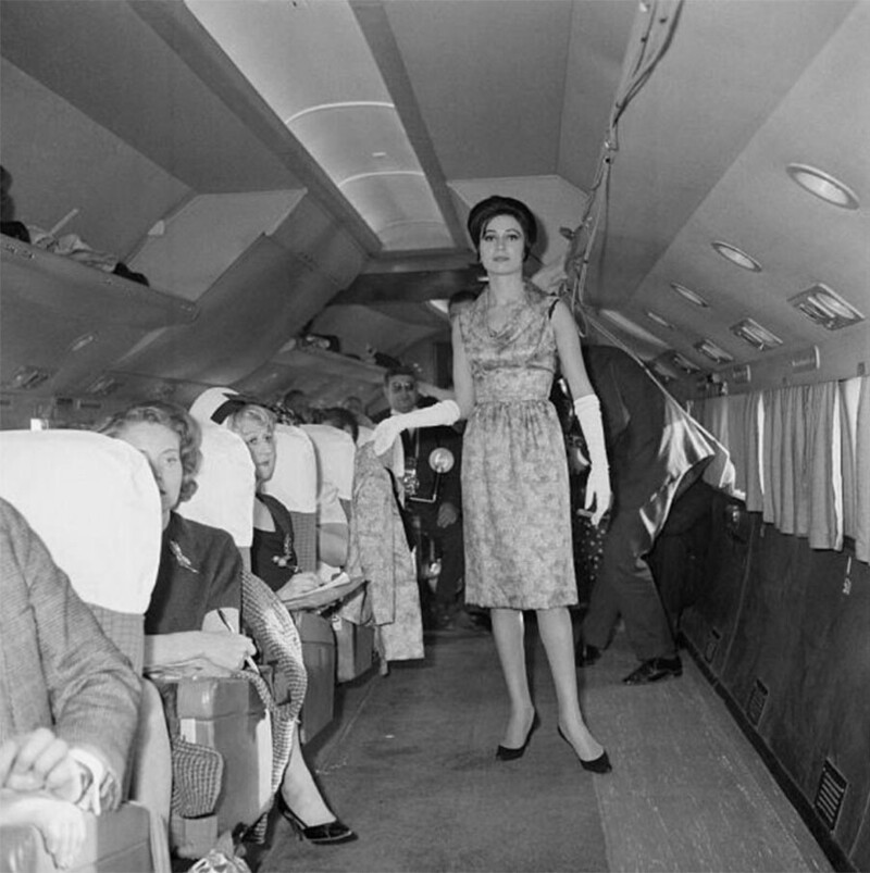 Показ мод в небесах: платье под названием "Telstar" от Ги Лароша. В самолете DC-6 на высоте 6000 метров, между Парижем и Женевой, ноябрь 1962 год