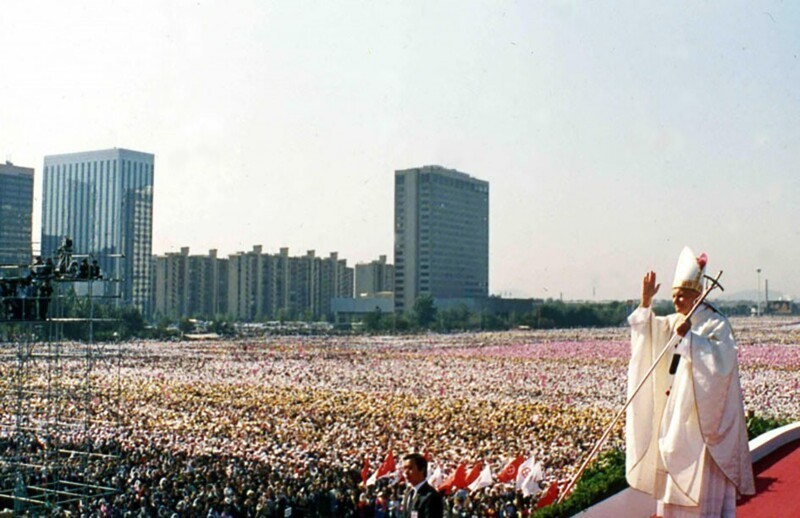 Папа Иоанн Павел II приветствует прихожан, на воскресной мессе в Youido Plaza в Сеуле, Южная Корея