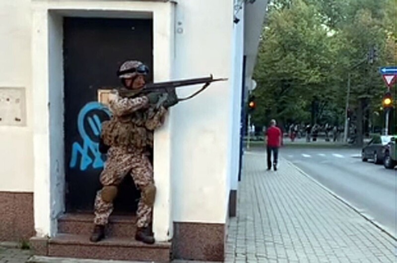 "Это комично, жалко или глупо?": латыши раскритиковали стрельбу, устроенную военными в центре Риги
