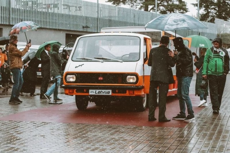 В Риге восстановили уникальный олимпийский автопоезд РАФ