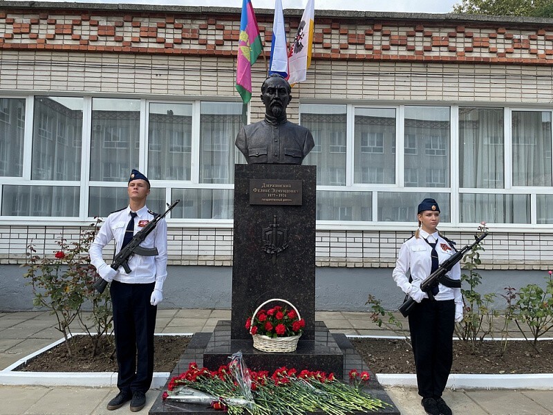В Краснодаре и Симферополе установили памятники Дзержинскому ( дело за Москвой...)