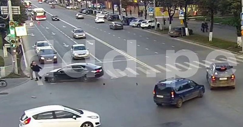 В центре Перми Toyota вылетела на тротуар и сбила женщин