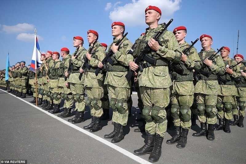На учениях Вооруженные силы России отрабатывают военные действия совместно с воинскими контингентами ВС Белоруссии, а также Армении, Казахстана, Киргизии, Монголии и Индии