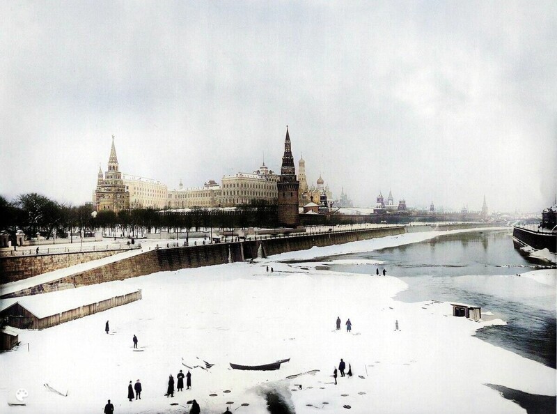 Зимний вид на Кремль лед на Москве реке.