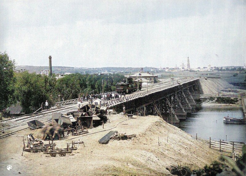 Временный деревянный мост через реку у Нескучного сада.