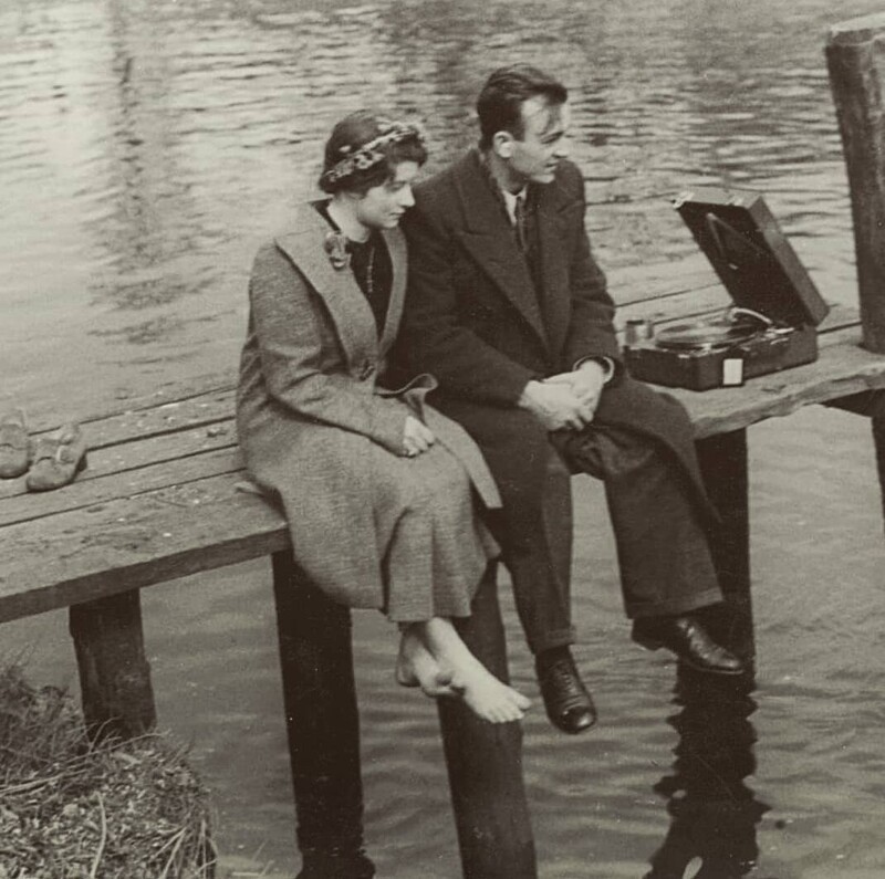 Пара слушает патефон на пирсе, Германия, 1935 год