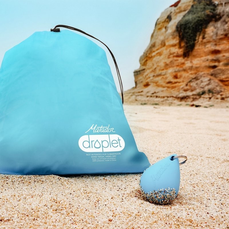 Эта компактная сумка "капля" для влажных предметов защищает другие вещи в вашем рюкзаке от влаги