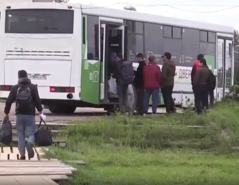 После народного схода мигрантов выселили из общежития в Бужаниново, но проблема осталась